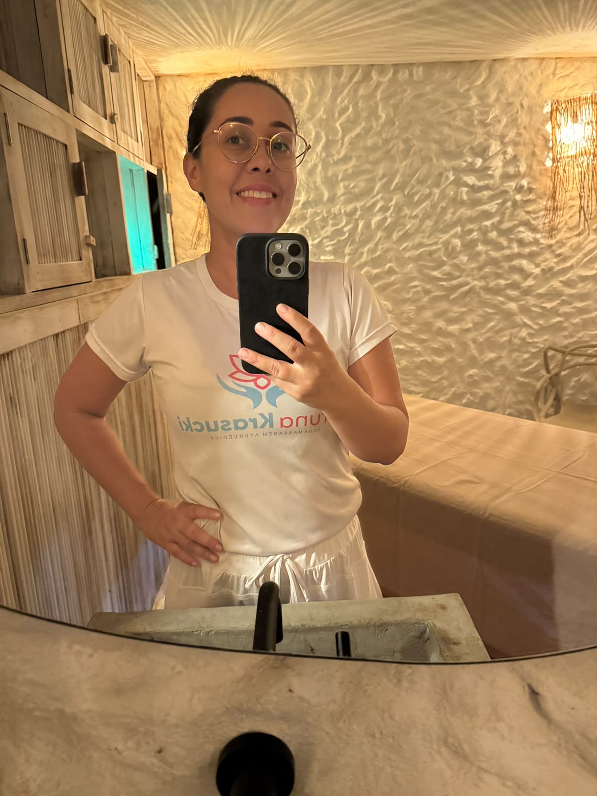 Bruna Krasucki no espaço de massagem em Caraíva